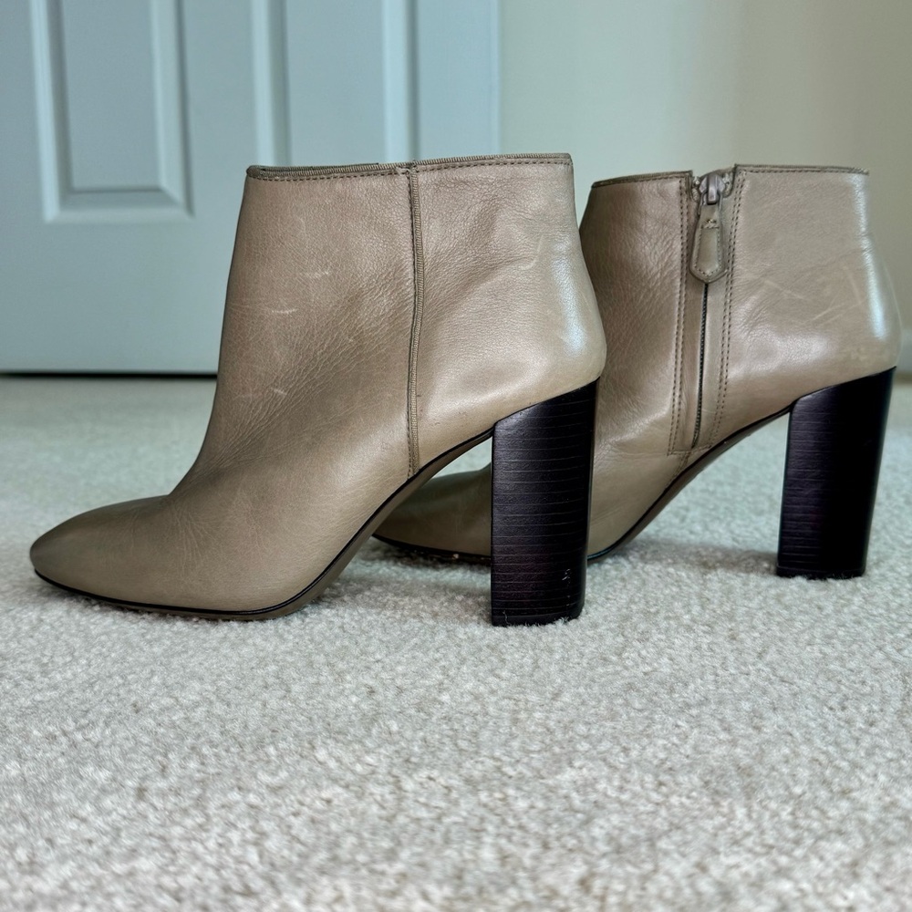 $450 Tory Burch Genuine Leather 3.5” Heel Round Toe Zip Bootie Dark Taupe Sz 8.5
